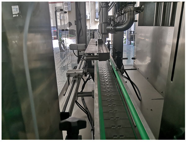 自動化燒烤醬灌裝機實拍圖