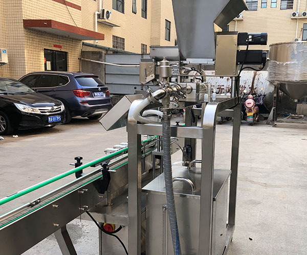 瓶裝定量醬腌菜灌裝生產線細節(jié)圖